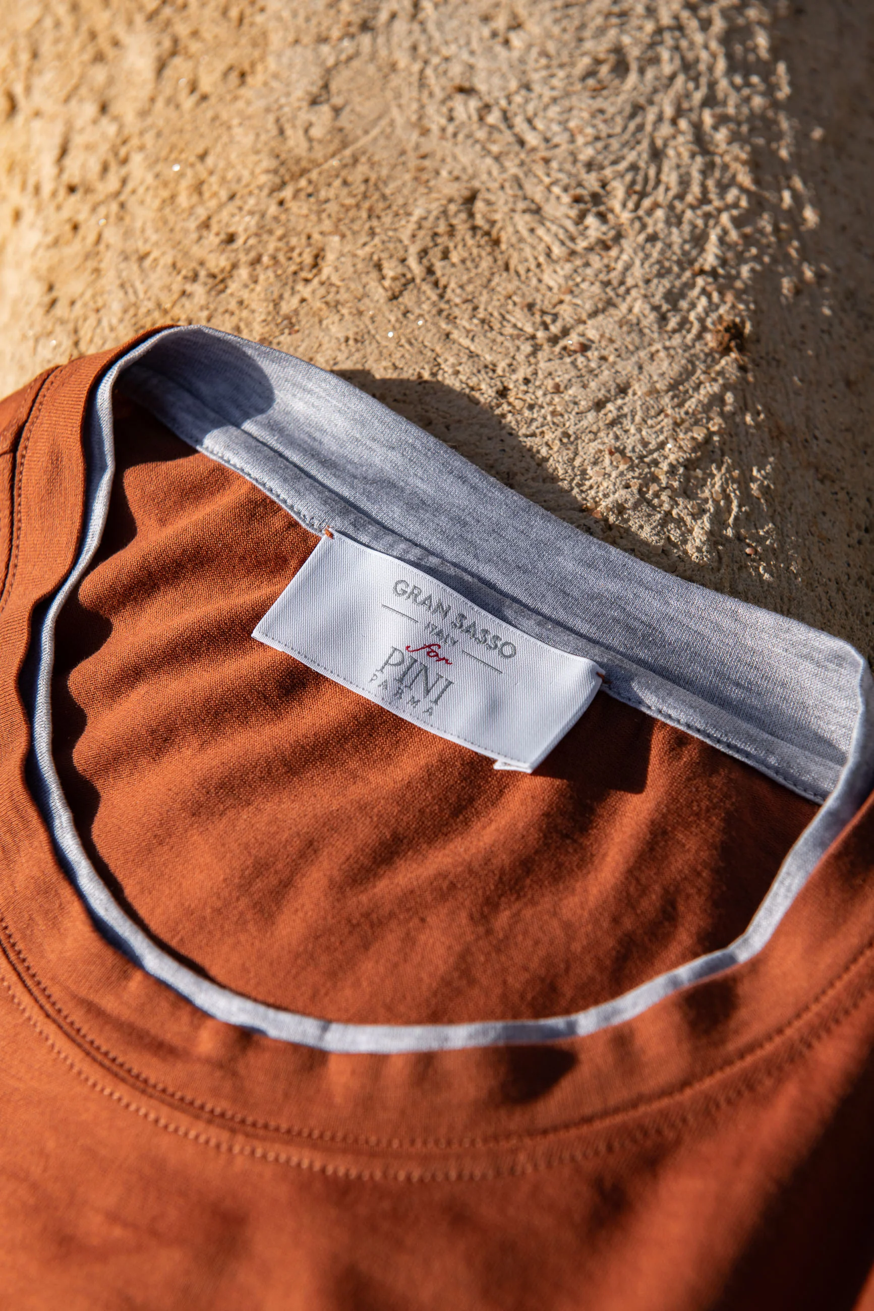 Rusty cotton t-shirt with collar detail - Made in Italy - Image 4